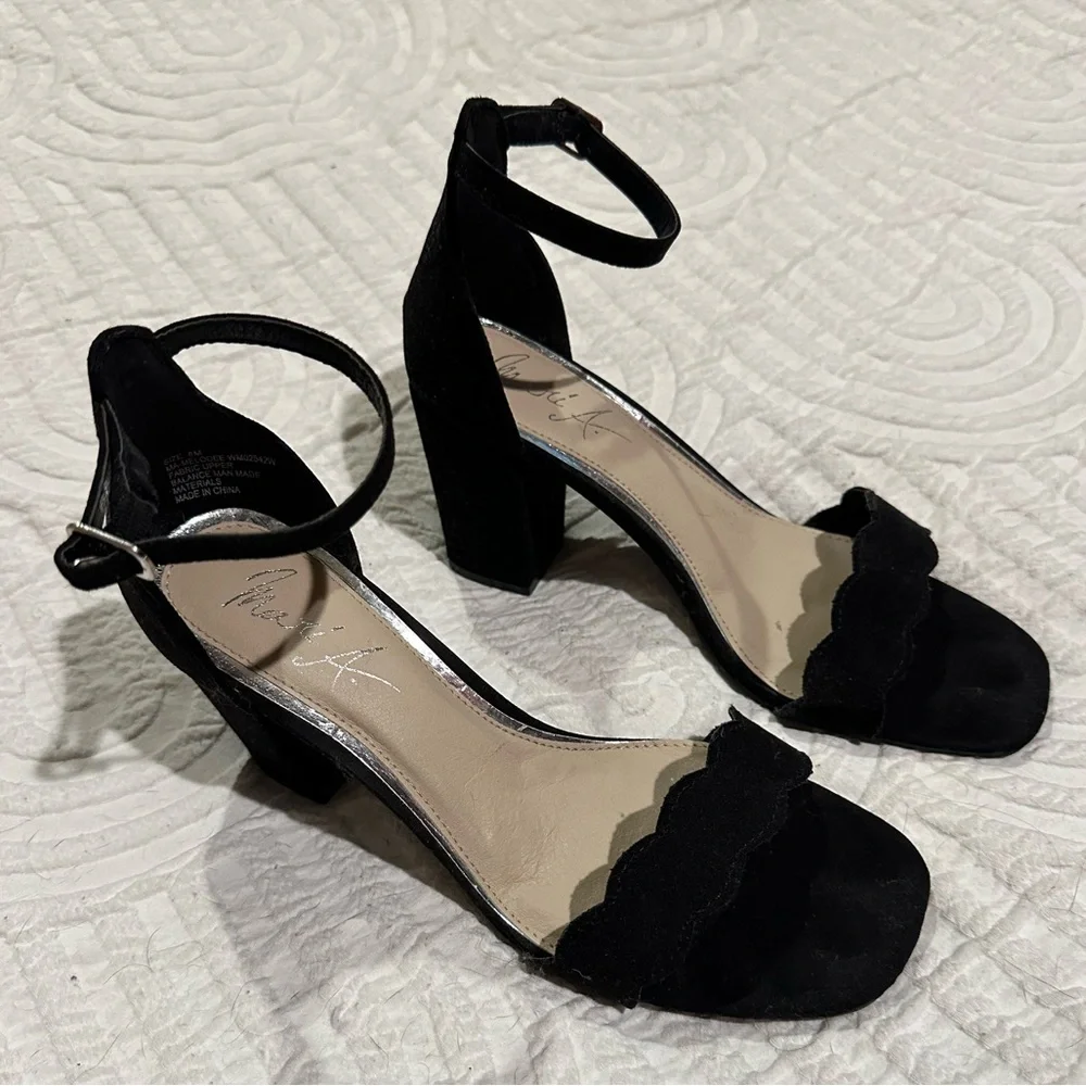 Heels - Picture 2 of 4
